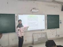 人站在厨房里  中度可信度描述已自动生成
